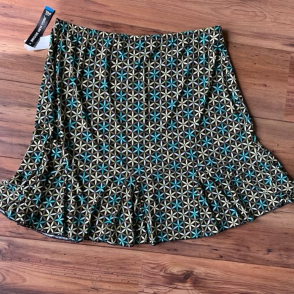 Briggs New York petite XL short skirt, ruffle hem, star pattern, NWT